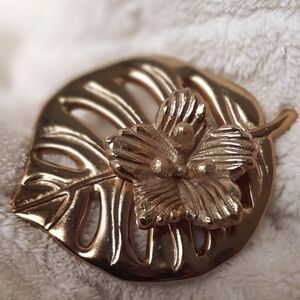 Luxurious Gold-Toned Monstera & Hibiscus Ring Holder